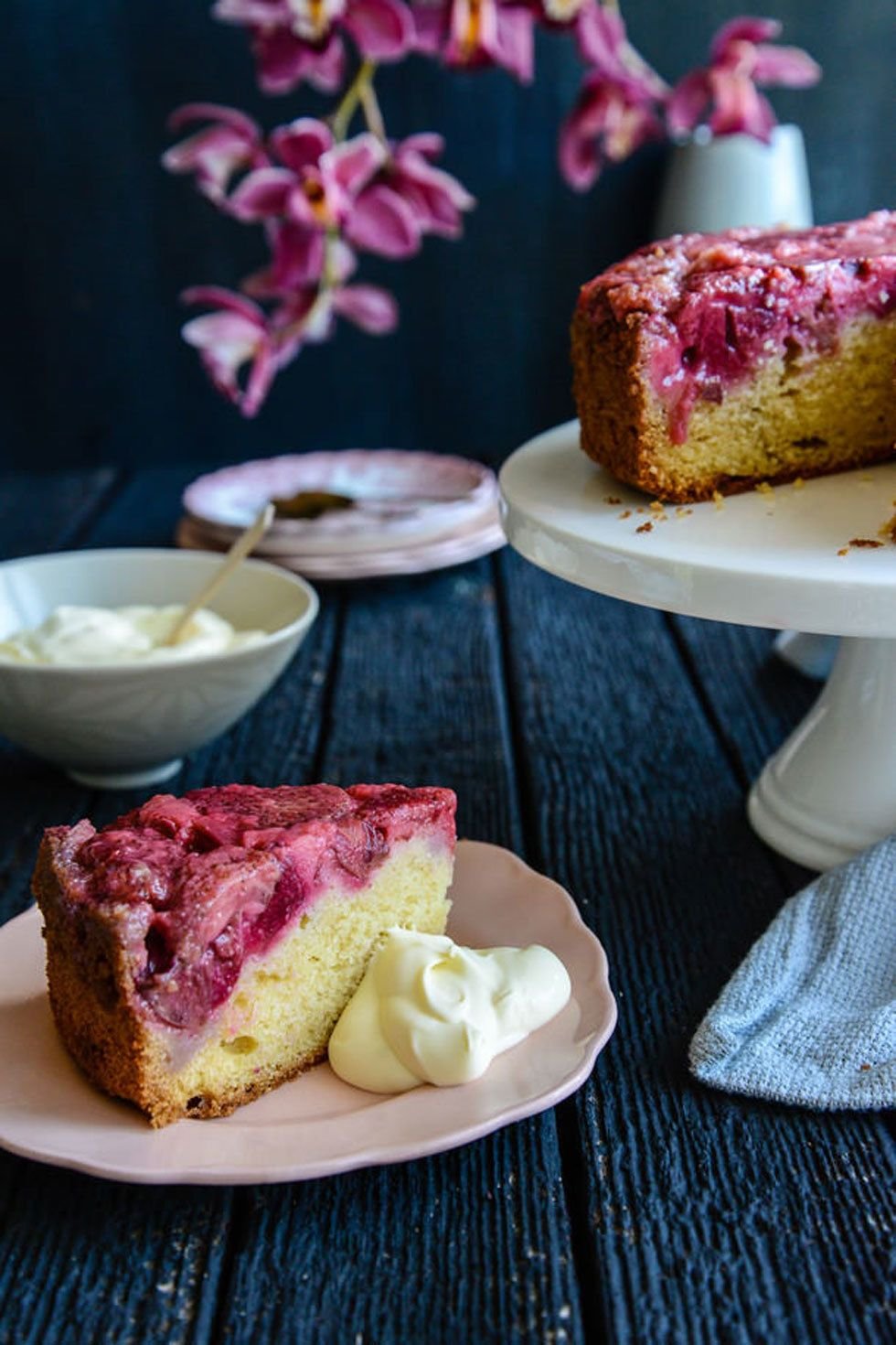 Шарлотка с ревенем и клубникой