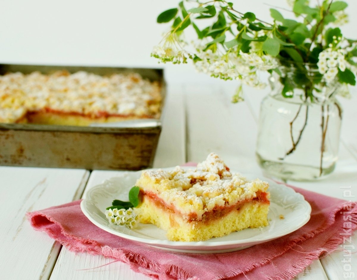 Тарт с ревенем и клубникой