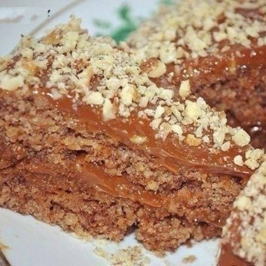Пирог с яблоками и орехами