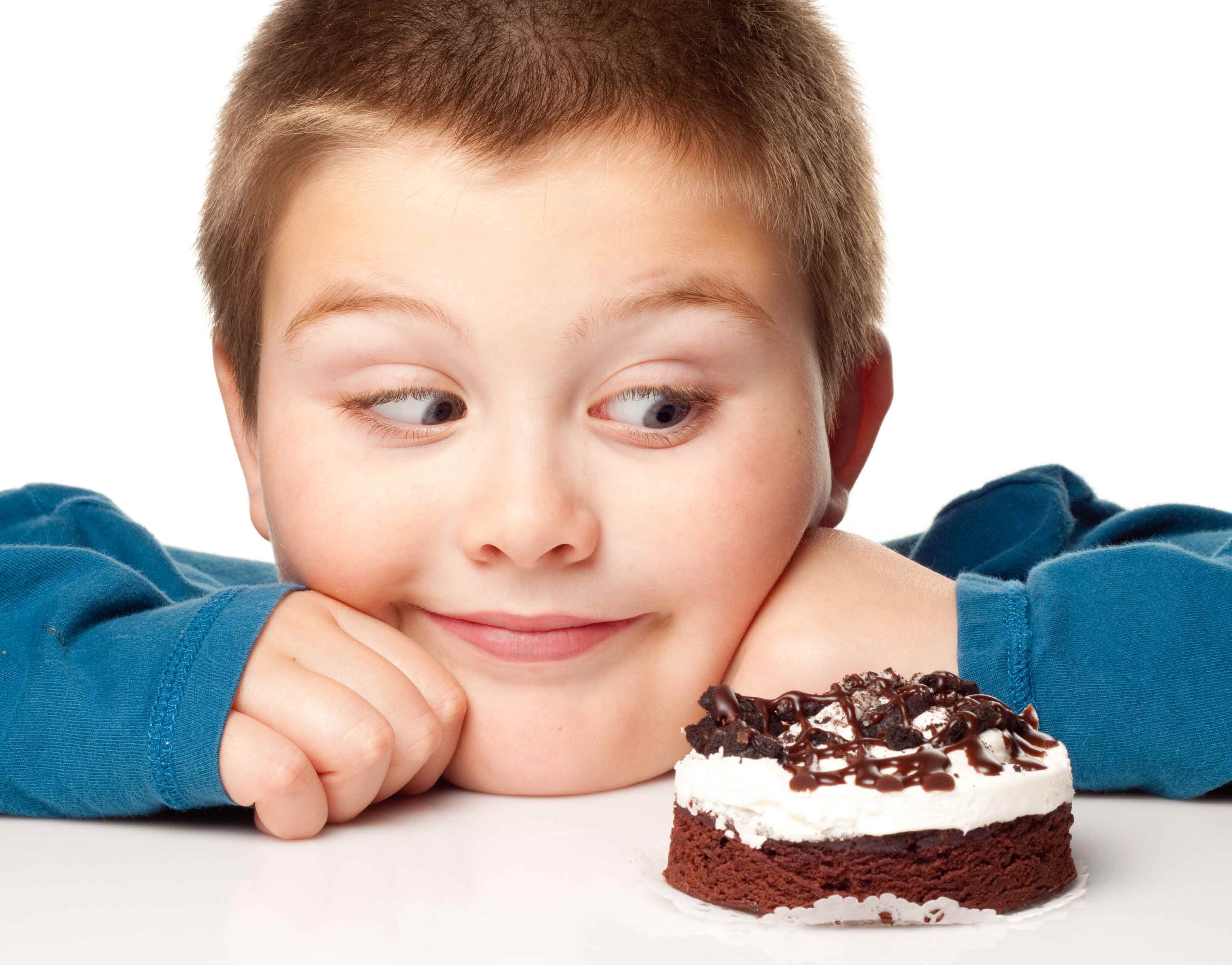 Можно ли съесть конфету. Конфеты детям. Дети и сладкое. Мальчик ест конфеты. Торты для детей.
