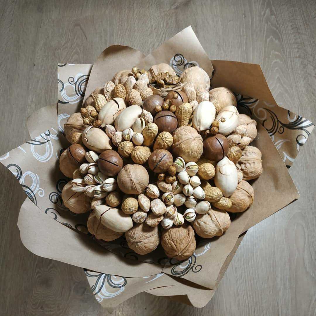 Букет из орехов и статицы