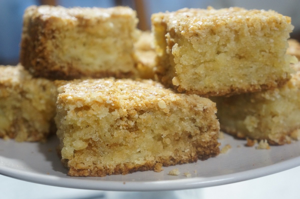 Пирог с грецкими орехами и изюмом
