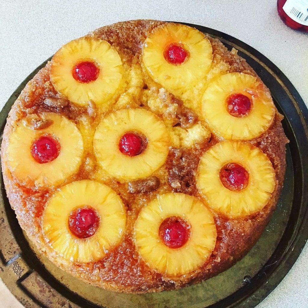 Торт с ананасами и вишней