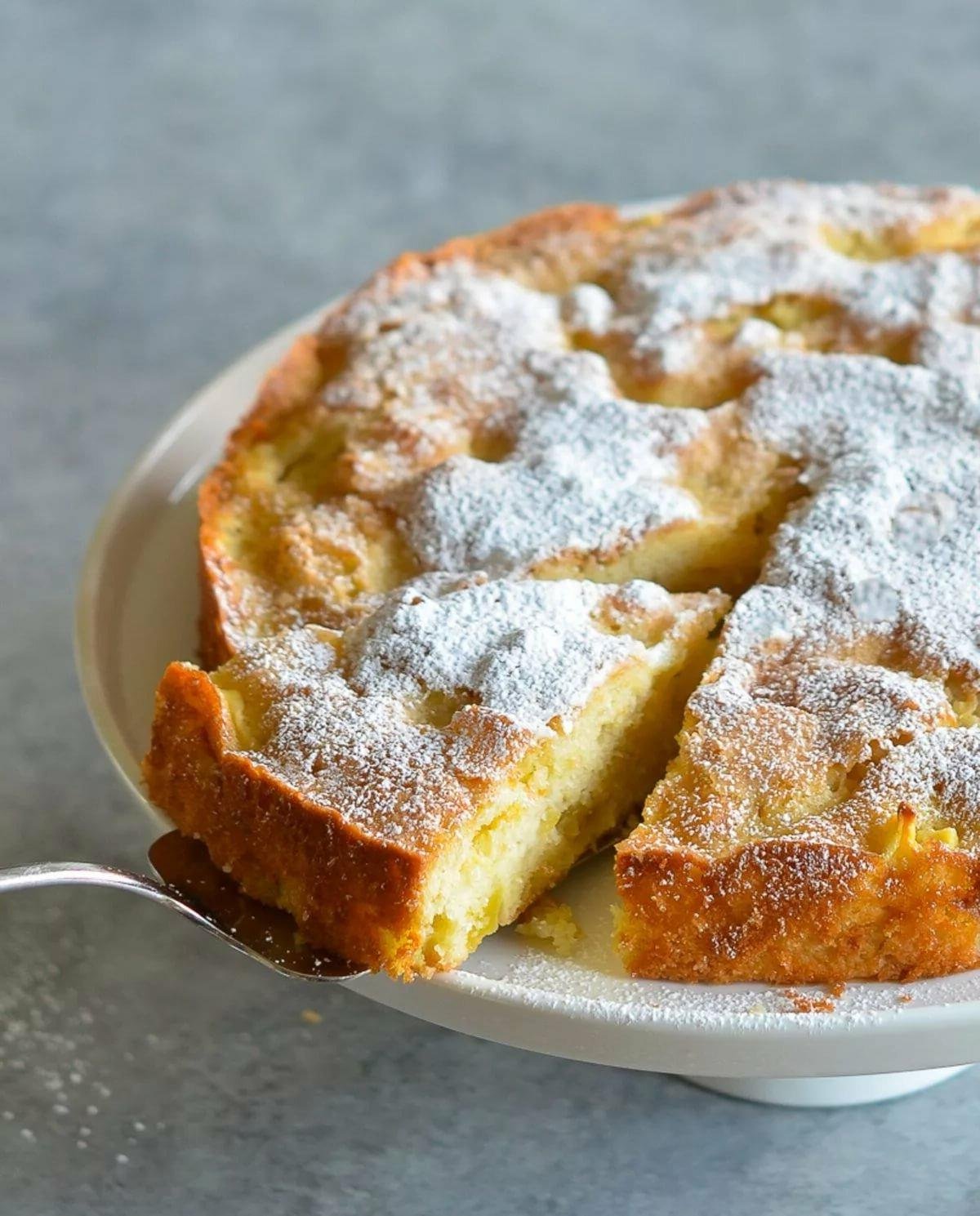 Шарлотка с карамелизированными яблоками в духовке