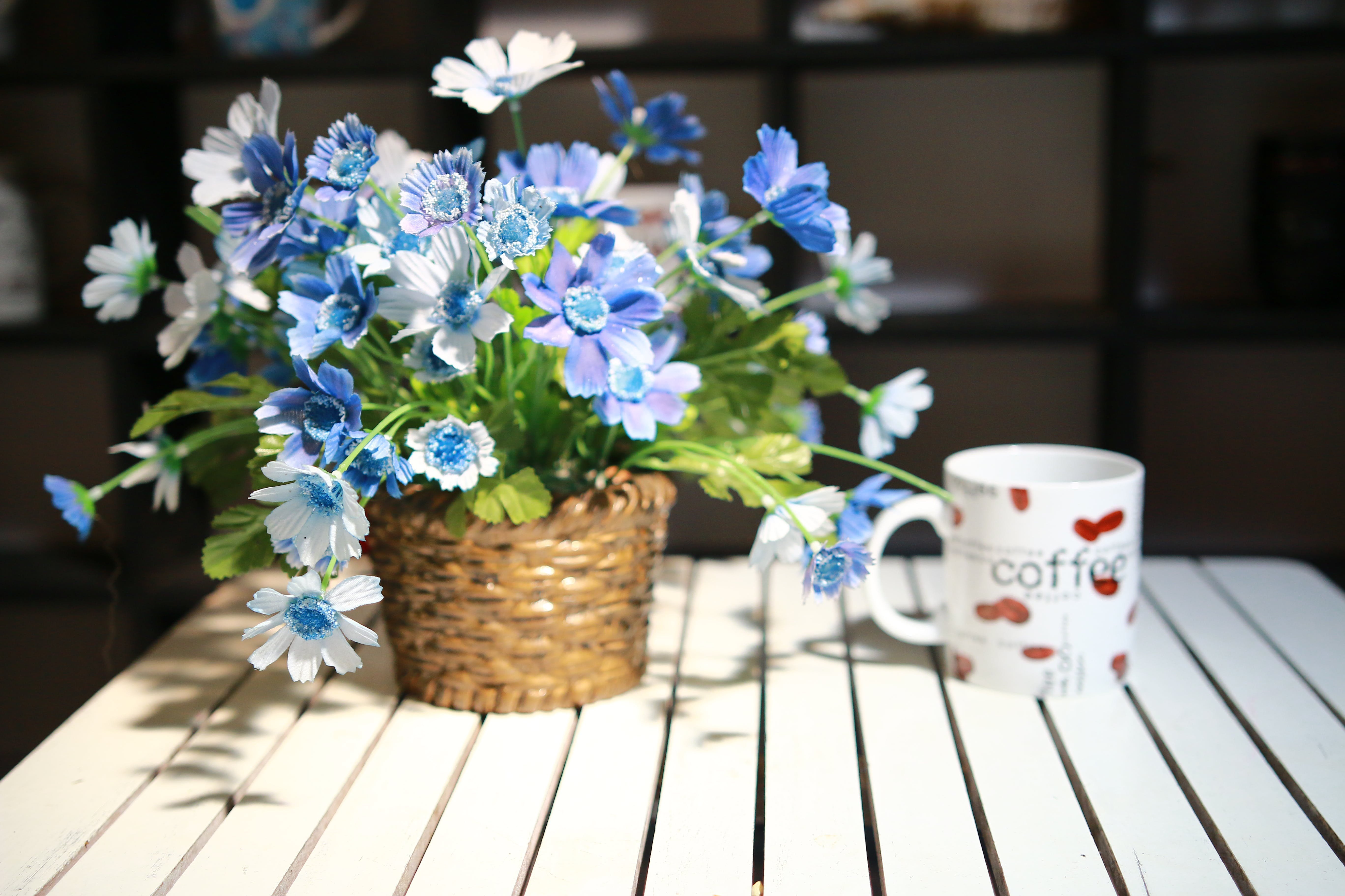 Cups flowers. Цветы в чашке. Красивые цветы в чашке. Композиция из полевых цветов. Цветы в кружке.