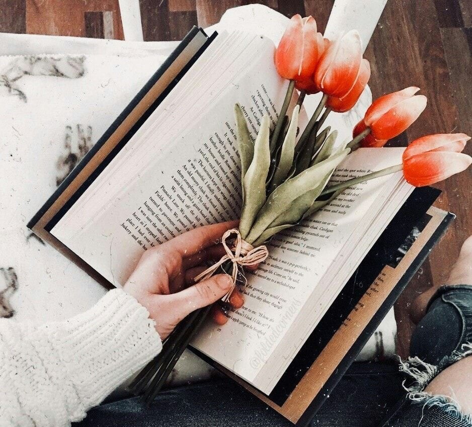 Книга с цветами