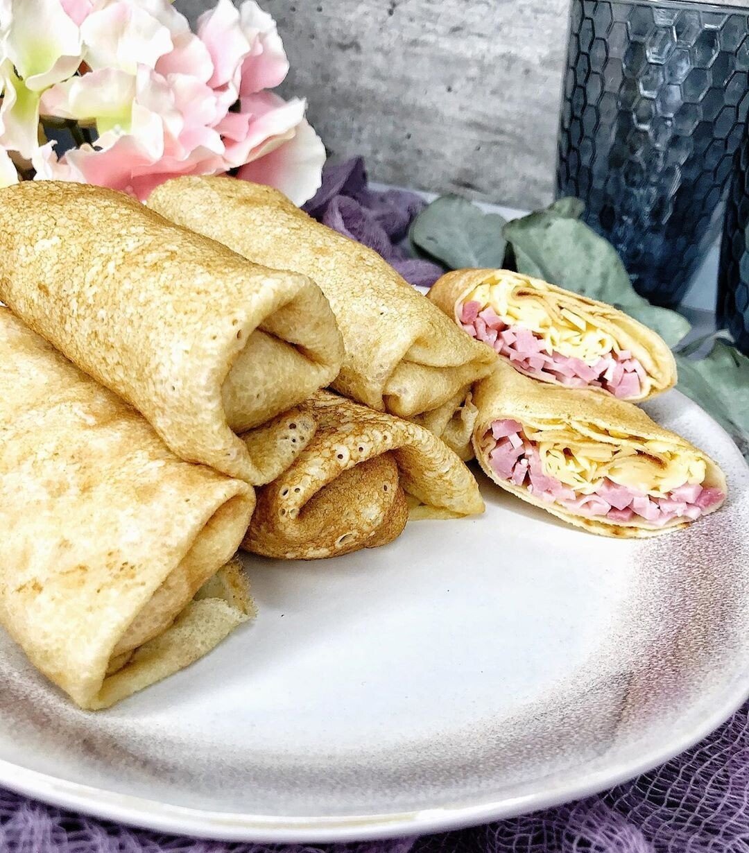 Рулетики из блинов с ветчиной и сыром