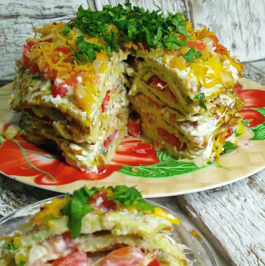 Торт из кабачков с помидорами и чесноком и сыром