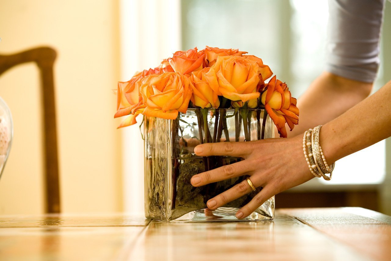 Как можно сохранить розу. Букет в вазе. Цветы на столе. Ваза с цветами. Цветы в вазе на столе.