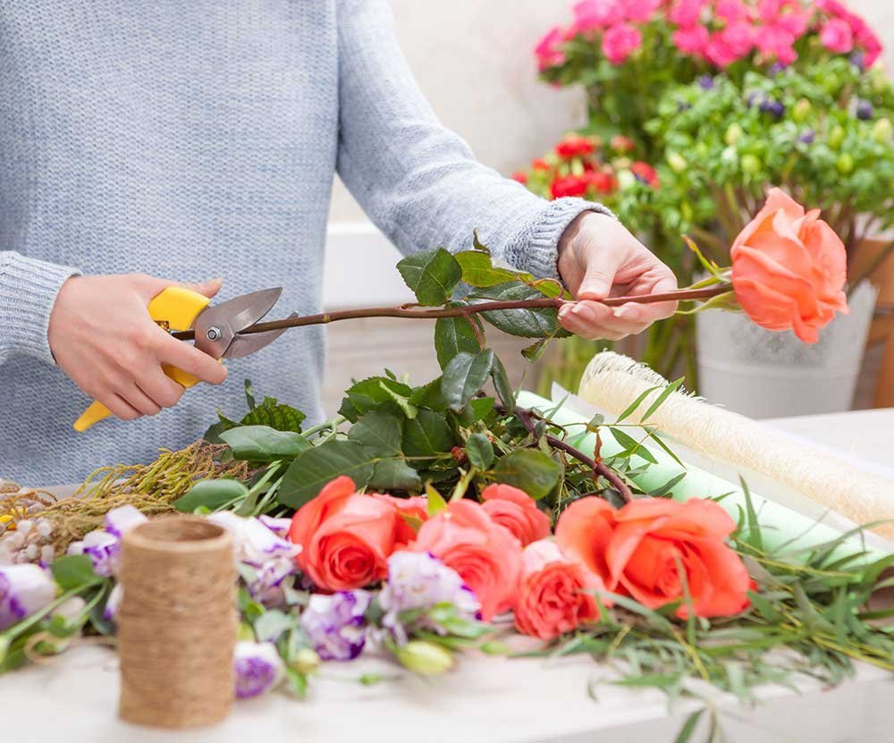 Флорист срезает цветы