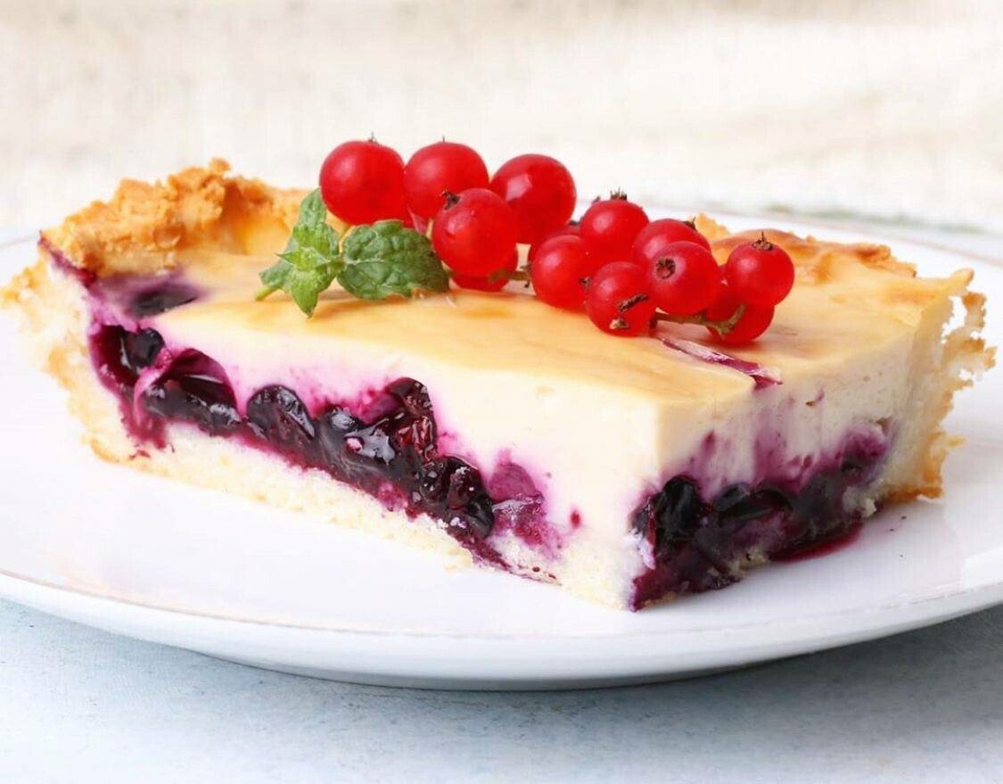 Пирог с творогом и ягодами