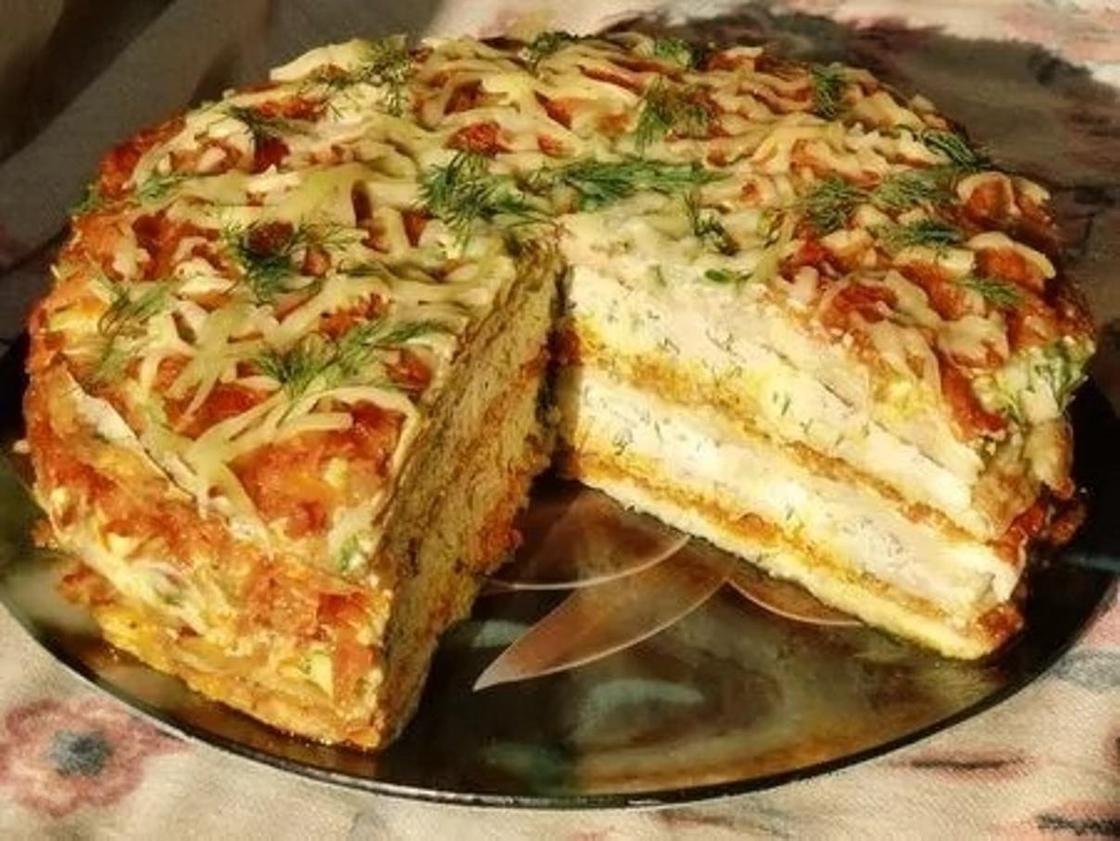 Блинный пирог с курицей помидорами и сыром
