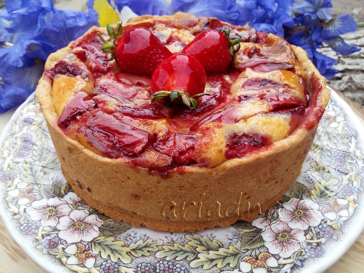 Песочный пирог с творогом и клубникой