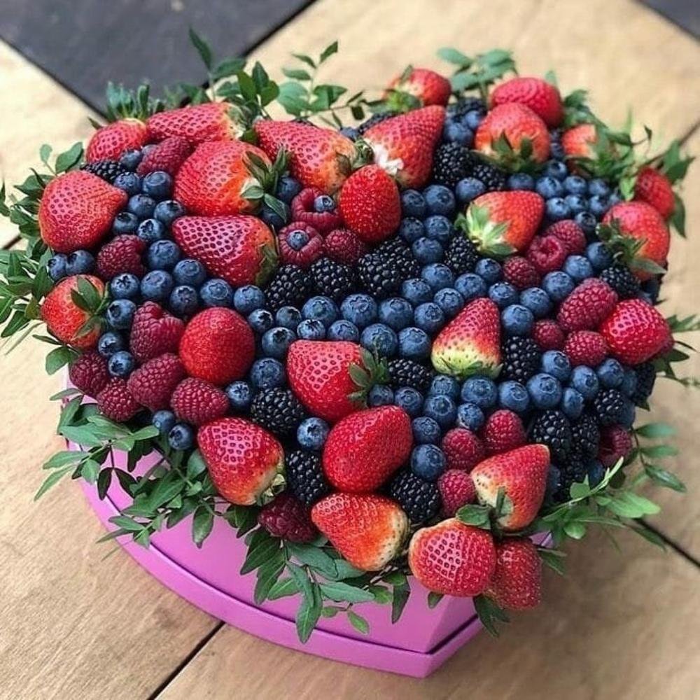 Букет из ягод и граната