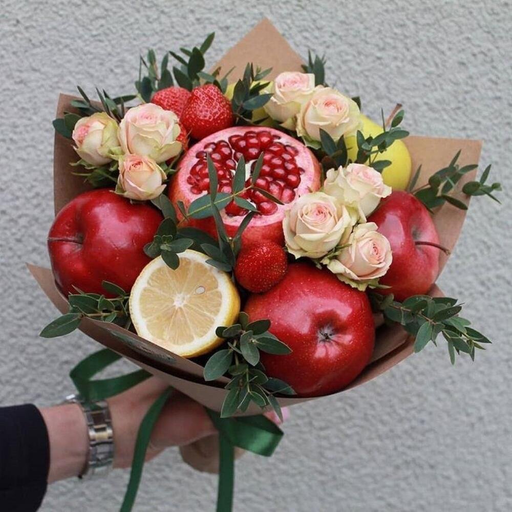 Букет из клубники и винограда