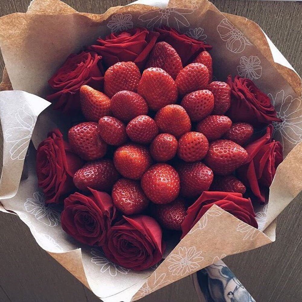 Девушка с клубникой в шоколаде