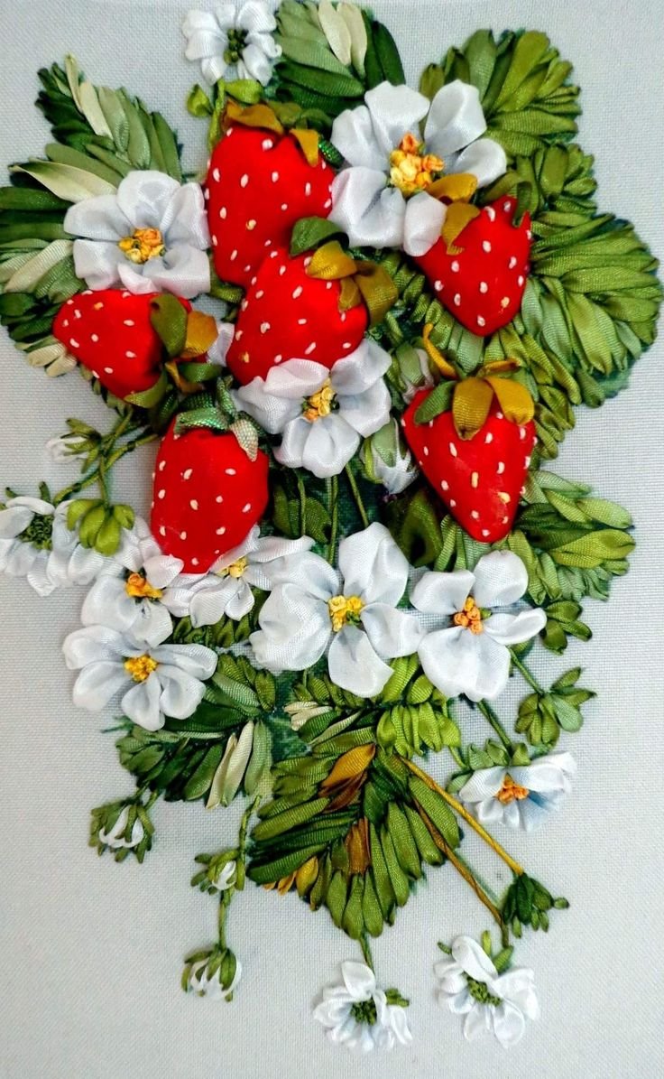 Вышивка лентами клубника