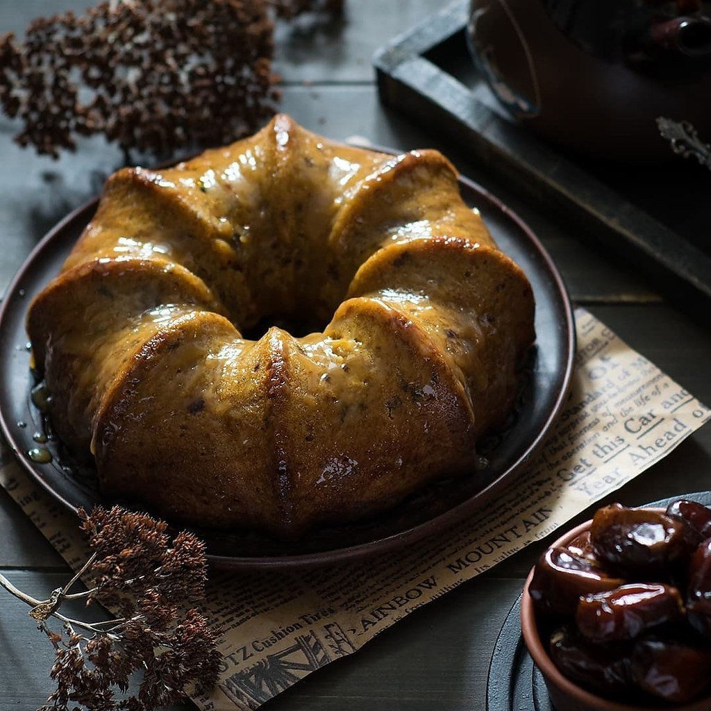Финиковый пирог с карамельным соусом