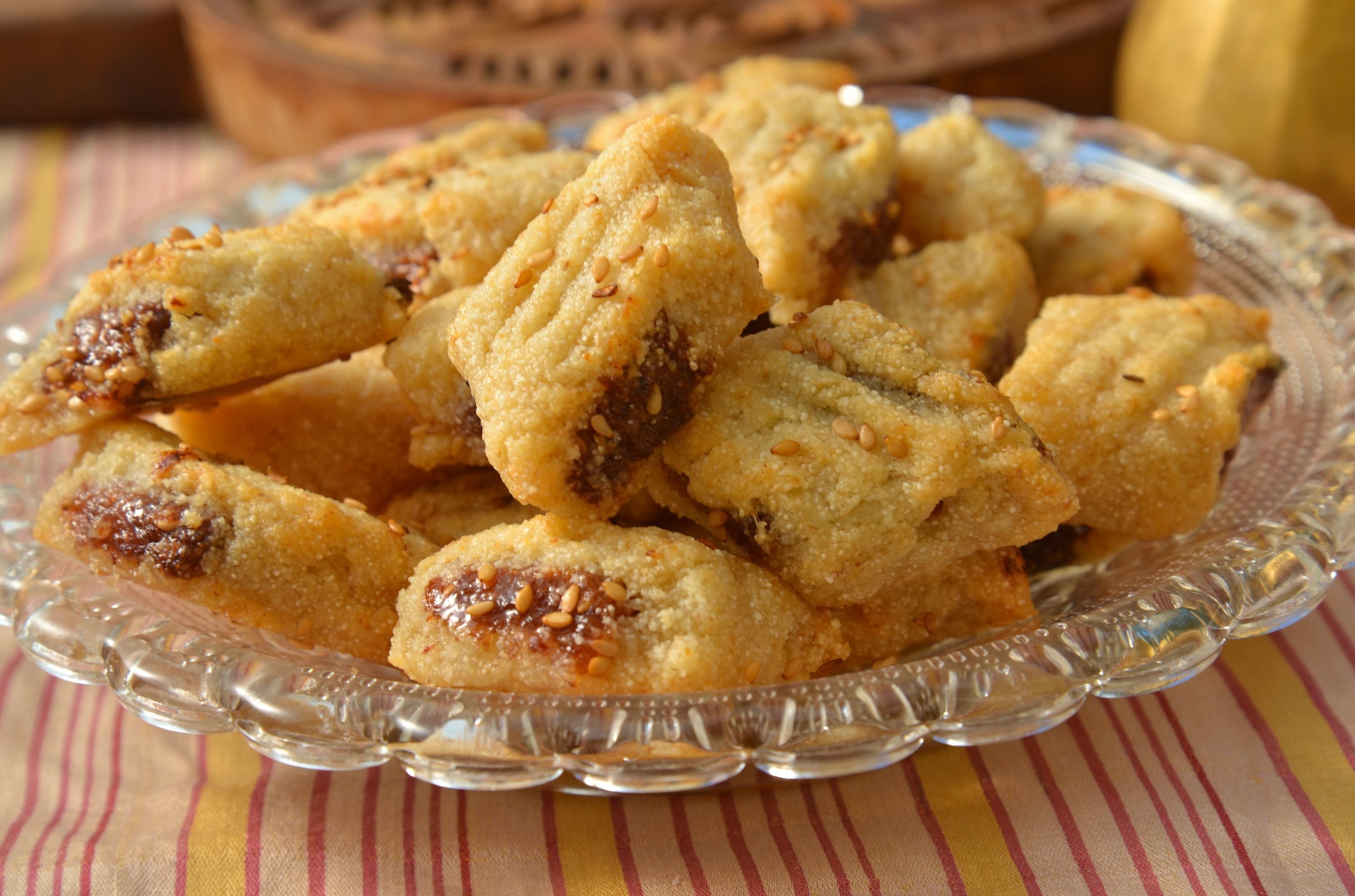 Печенье из манки. Макруд Тунис. Макруд арабское печенье. Печенье макруд Тунис. Печенье с финиками.