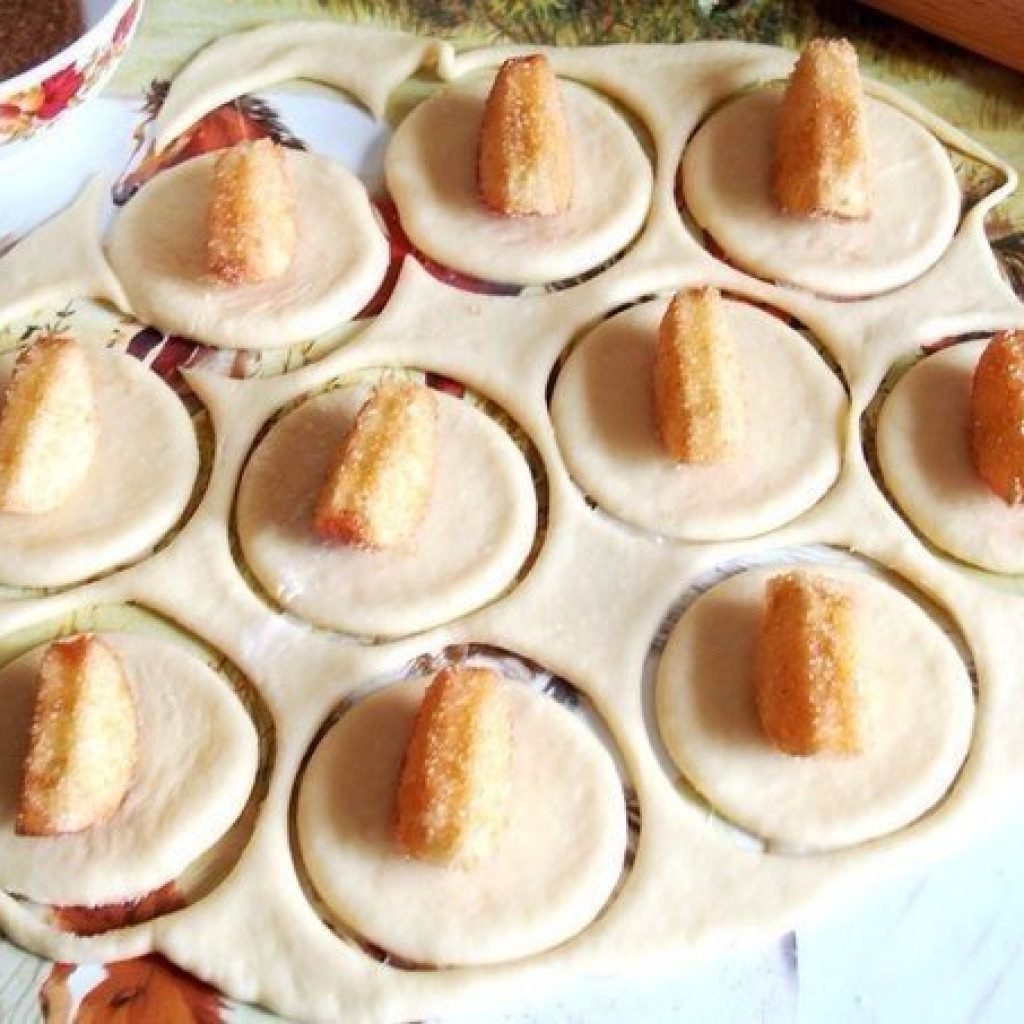 Отрывной яблочный пирог из дрожжевого теста