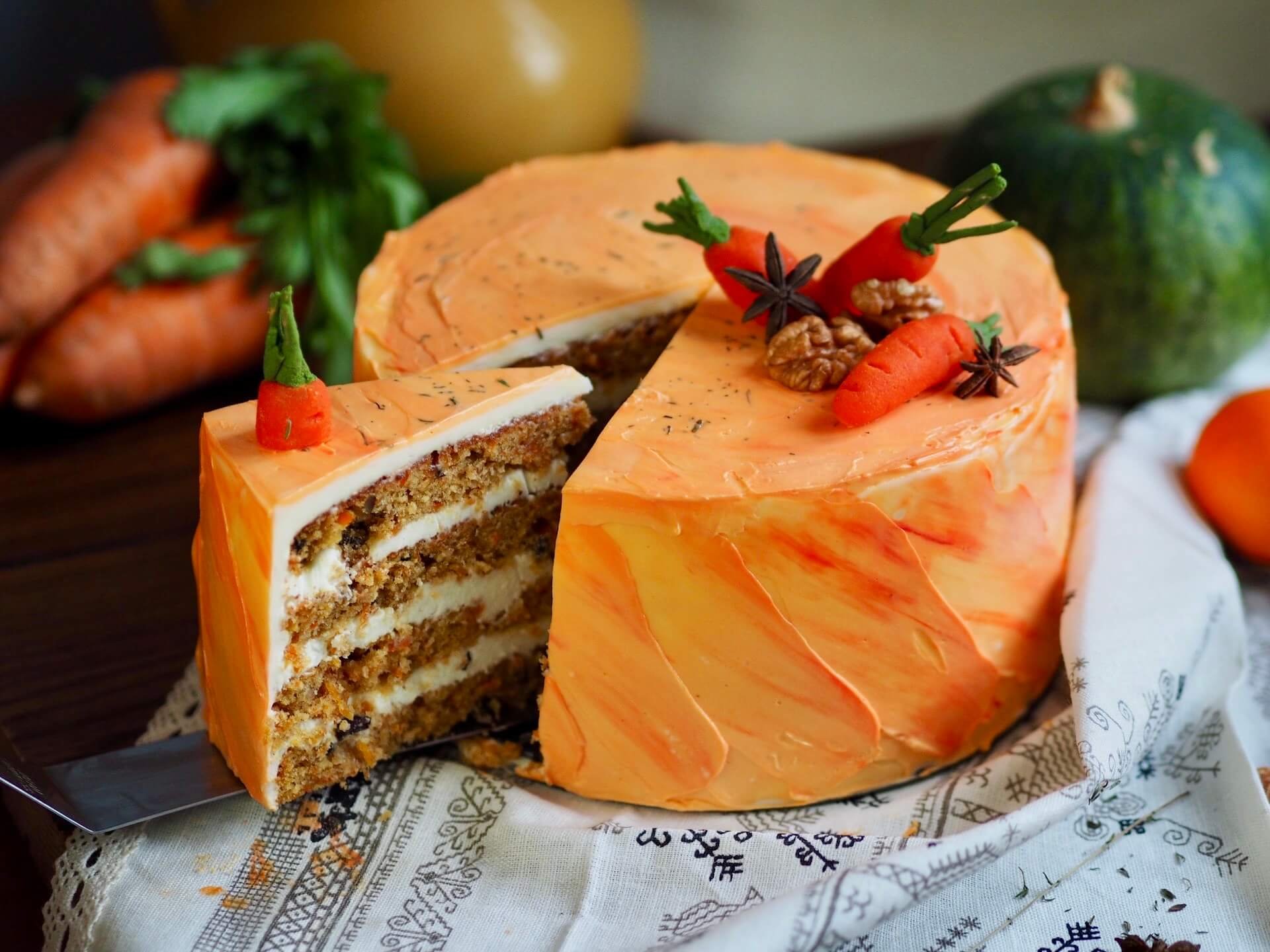 Морковный торт с апельсиновым кремом. Украшение морковного торта. Декор морковного торта. Торт морковный.
