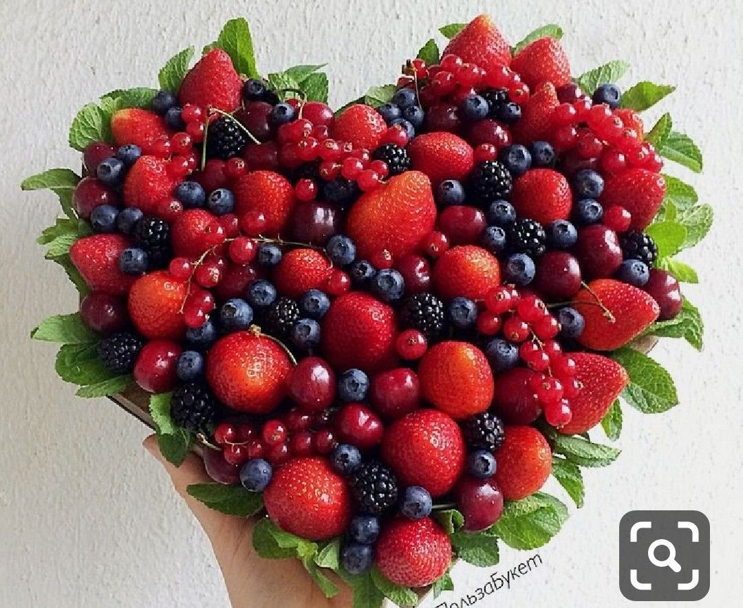 Букет с клубникой и голубикой