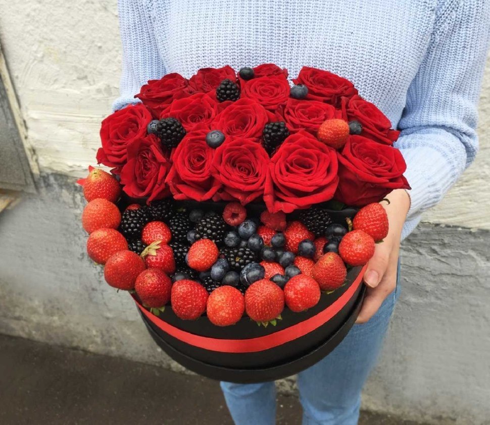 Клубника в корзинке подарок