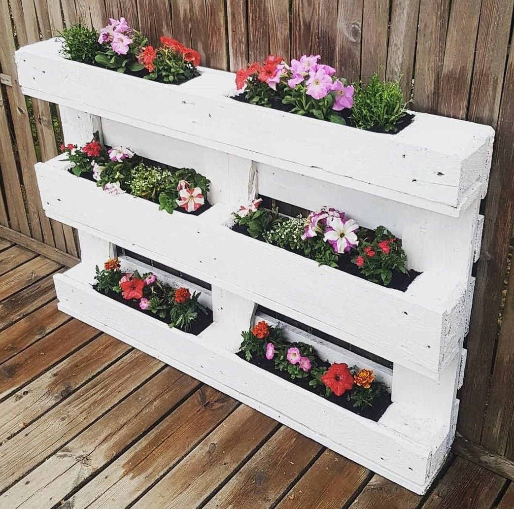 Скамейка с цветником