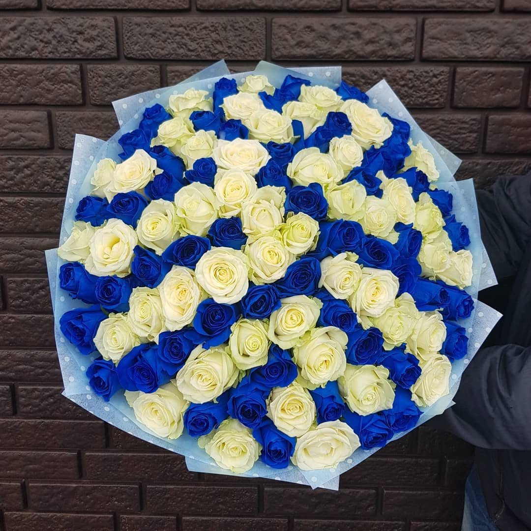 Девушка с синими розами