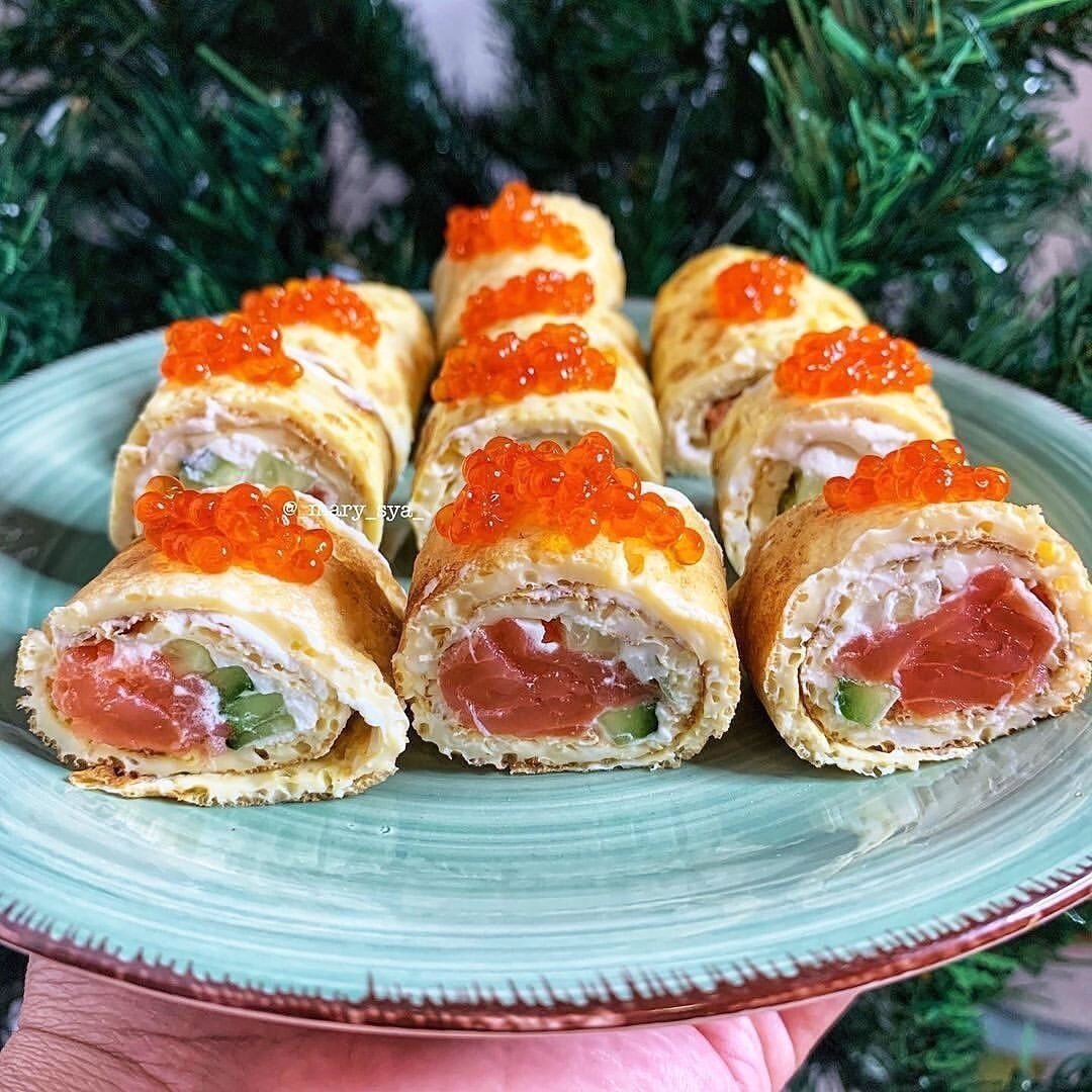 Блинные рулетики с красной икрой