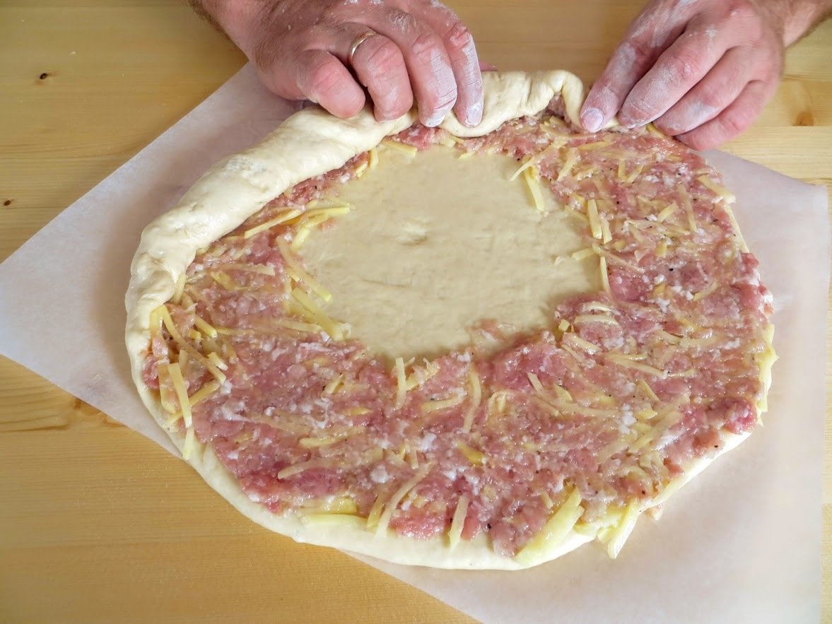 Пирог с фаршем и картофелем