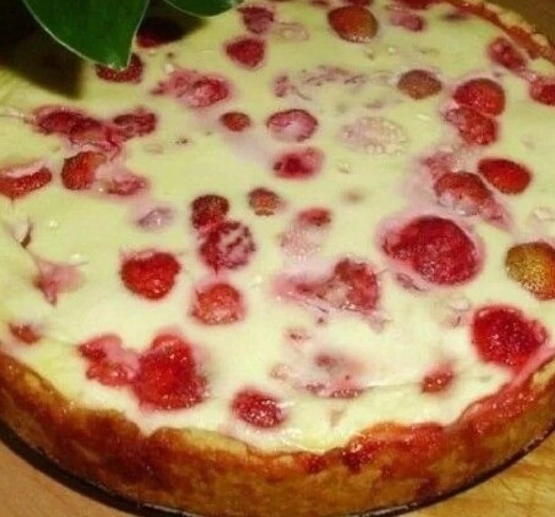 Заливной пирог с клубникой