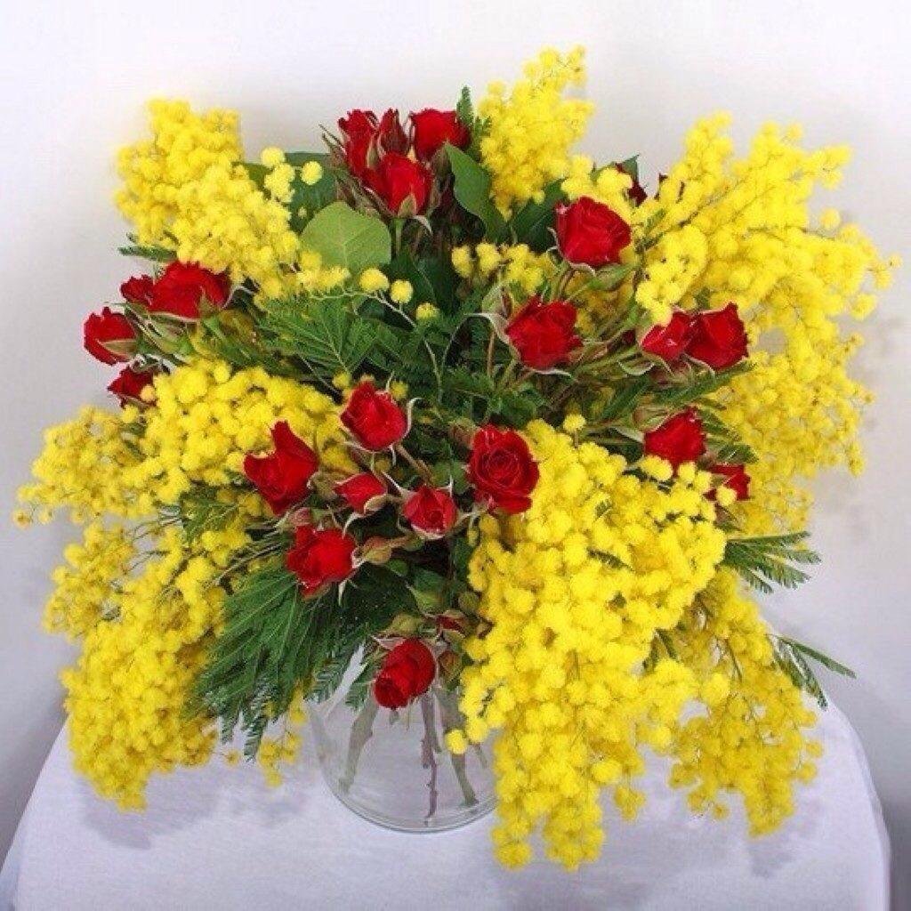 Букет мимозы в руках