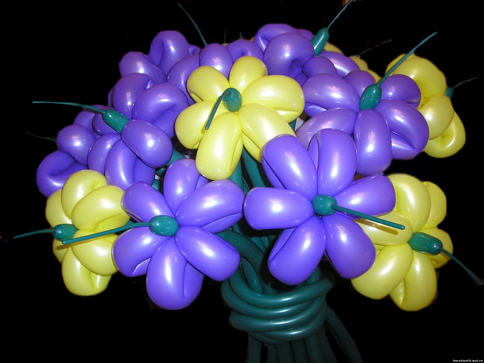 Моделирование из шаров. Цветы из шаров. Букет из воздушных шариков. Цветы из шариков воздушных. Цветы из шариков для моделирования.