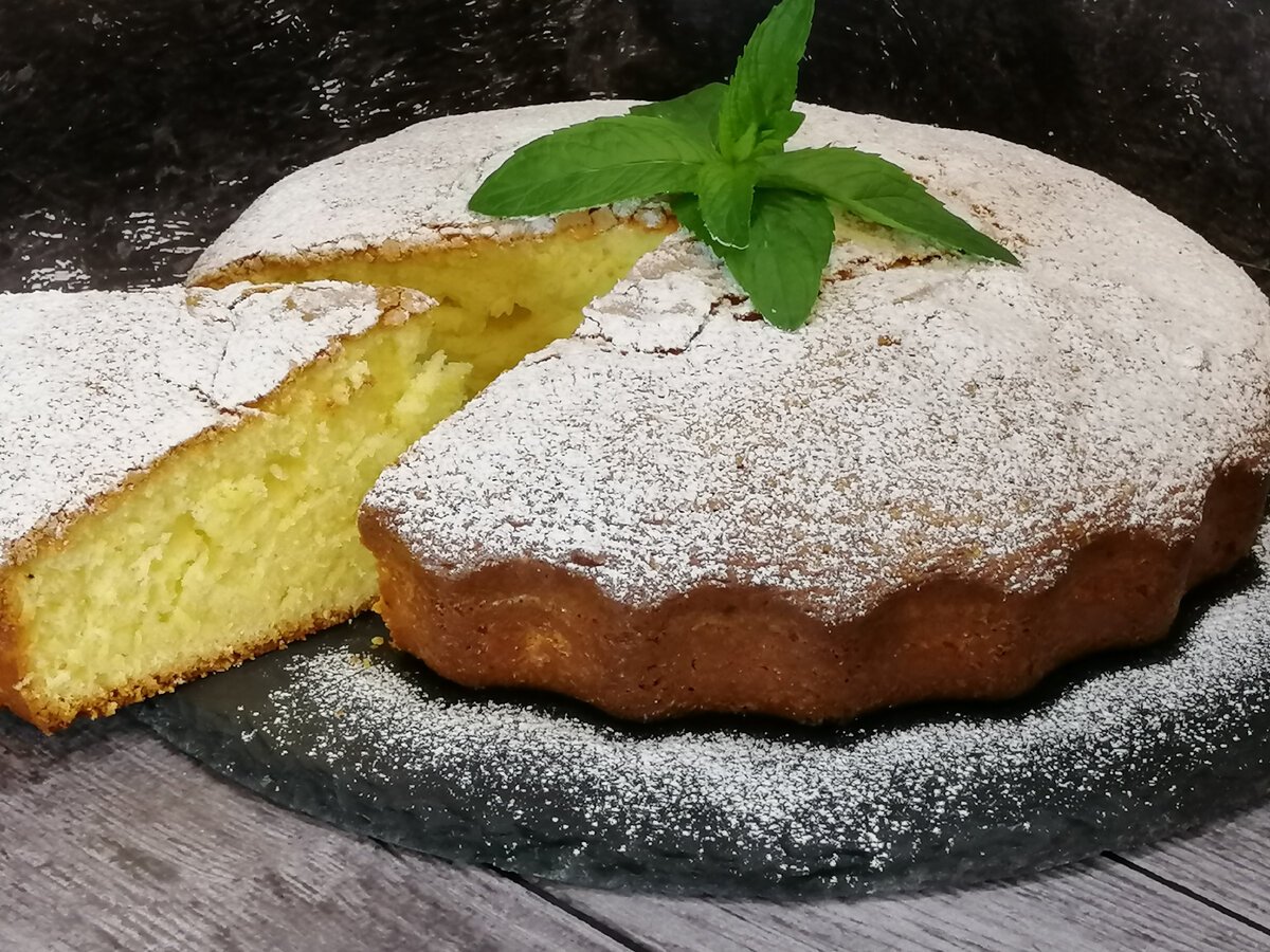 Шарлотка с грушами