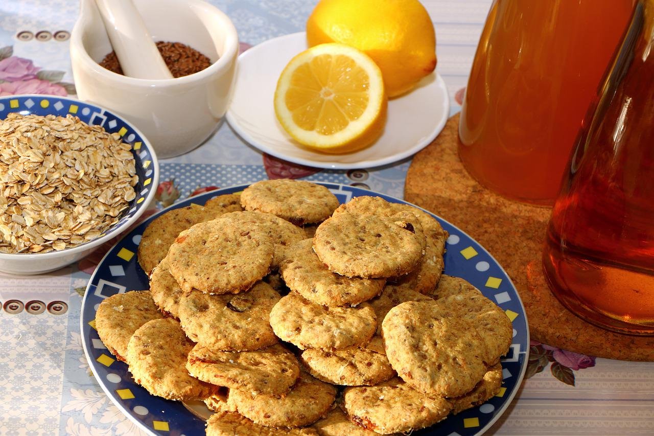 Постное печенье из овсяных хлопьев простой рецепт. Постное печенье из овсяных хлопьев. Овсяное печенье с лимоном. Постное печенье с лимоном. Овсяное печенье на сковороде.