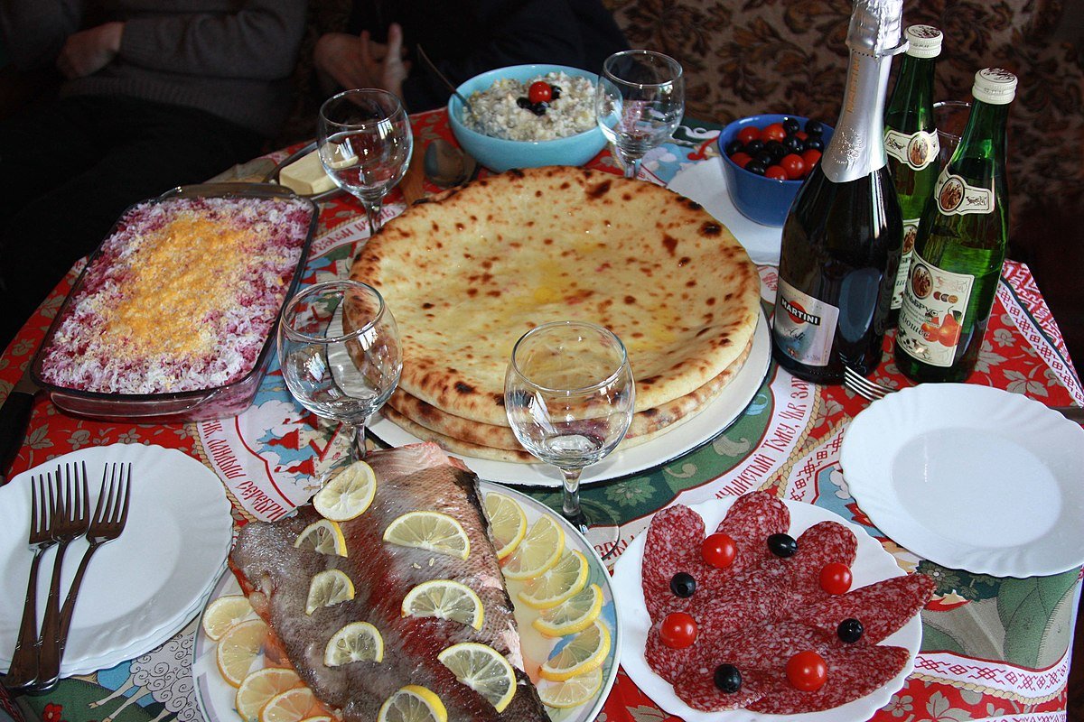 Праздничный стол с осетинскими пирогами