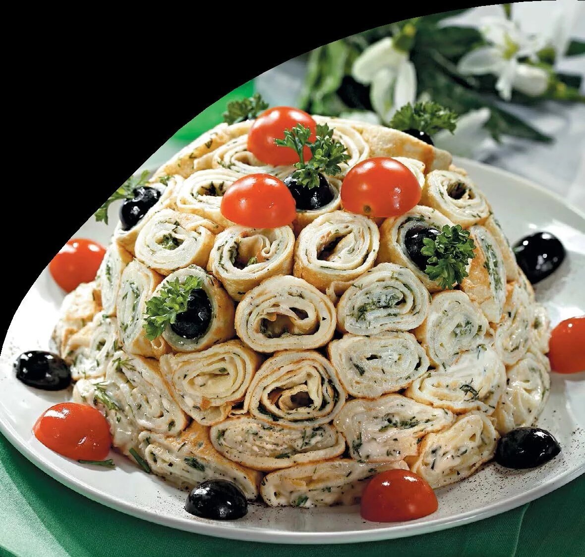 Салат с омлетными блинчиками и курицей