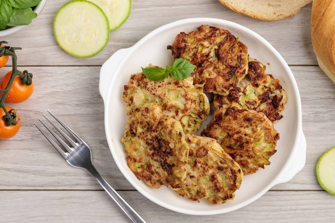 Кабачковые оладьи с курицей