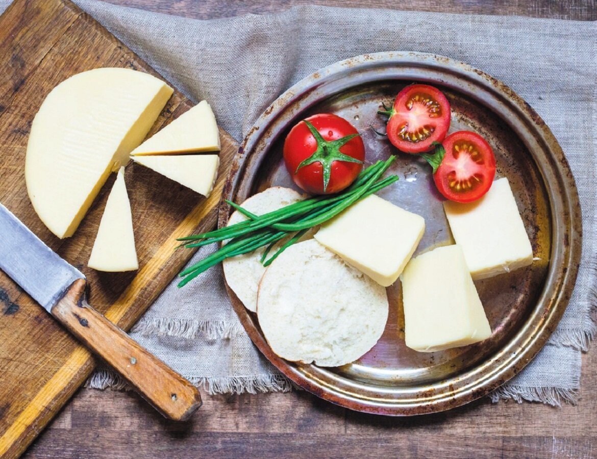 Лепешки с сыром на решетке