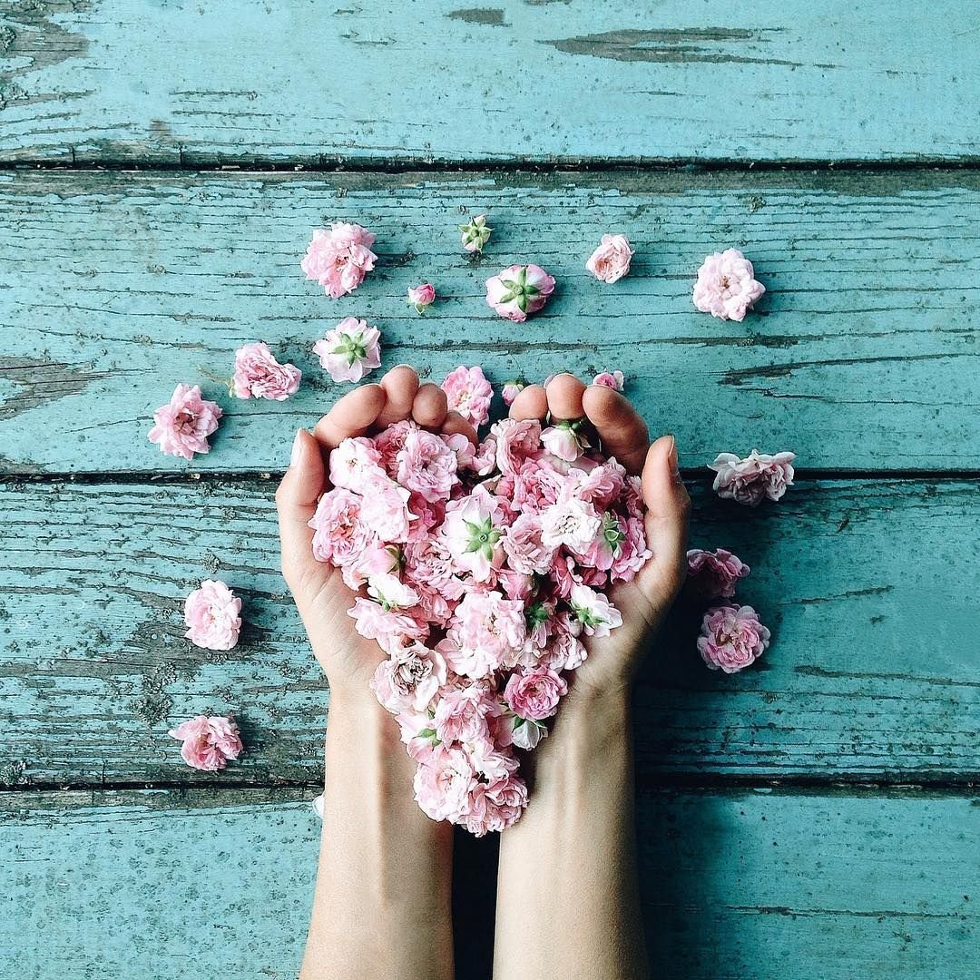Цветочное сердце в руках
