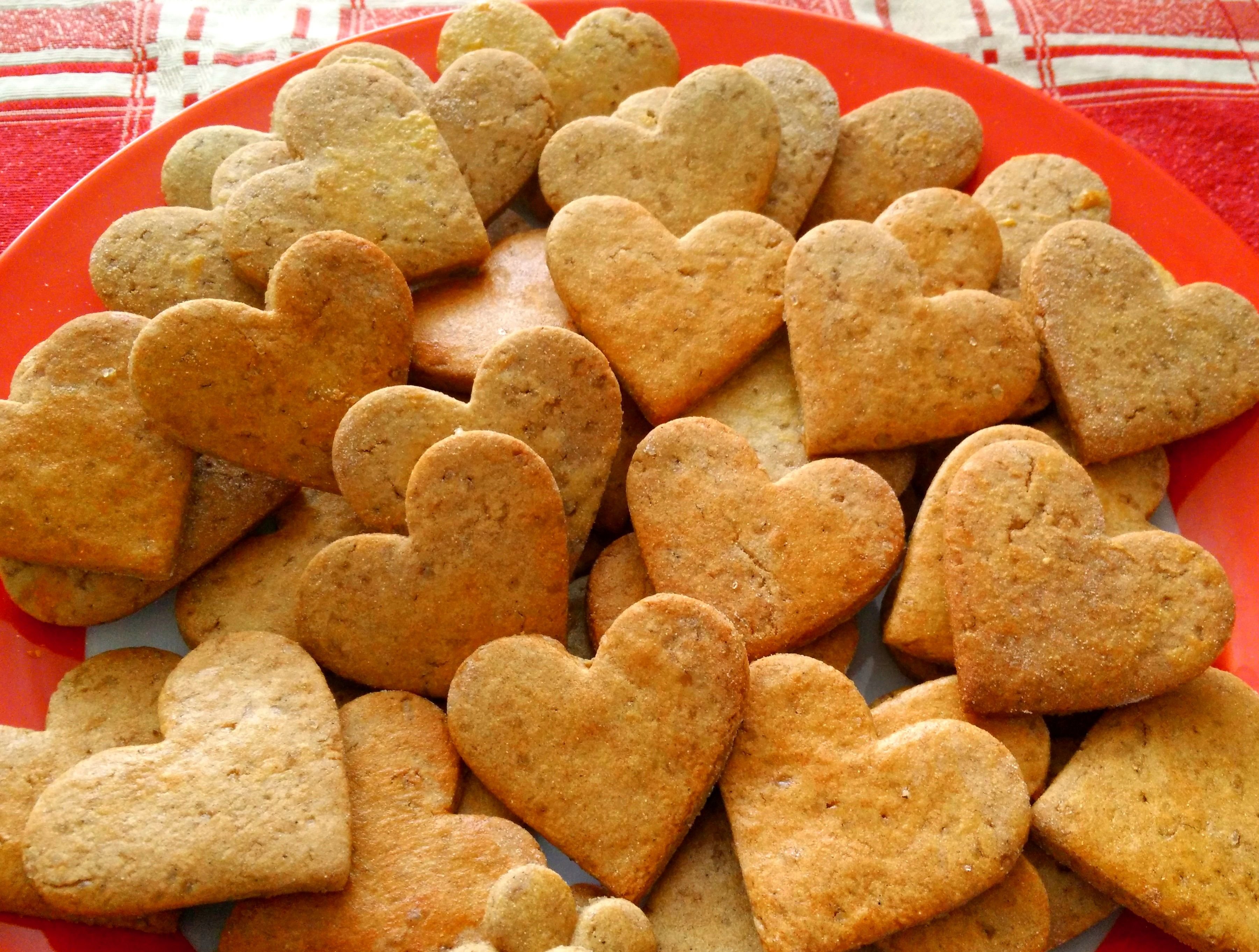 Домашня печеня. Печенье. Сахарное песочное печенье. Печенье в виде сердечек. Печеньки в форме сердечка.
