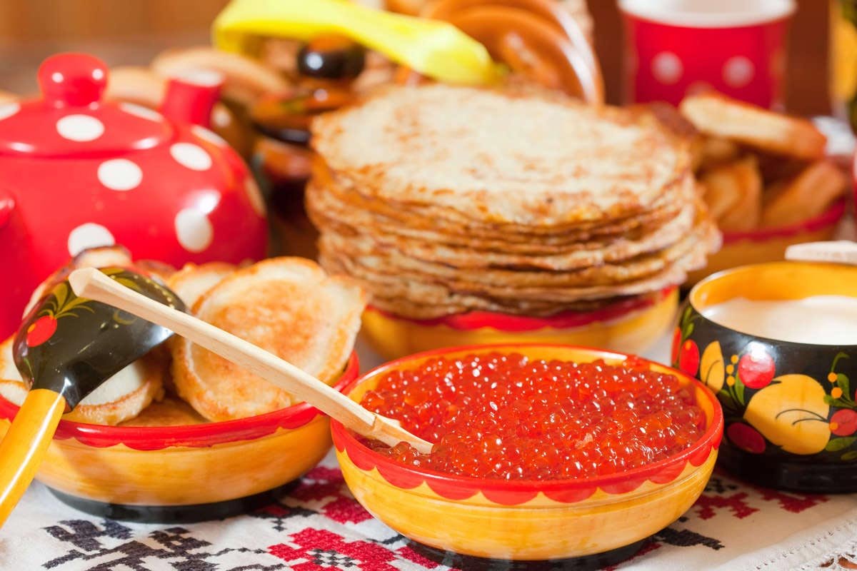 Пекут блины на Масленицу
