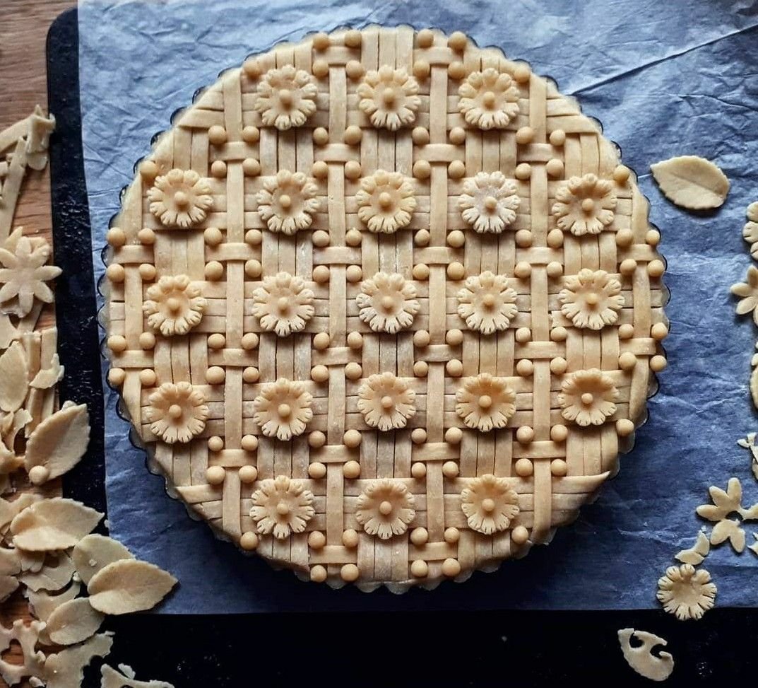 Украшение пирога сердечками