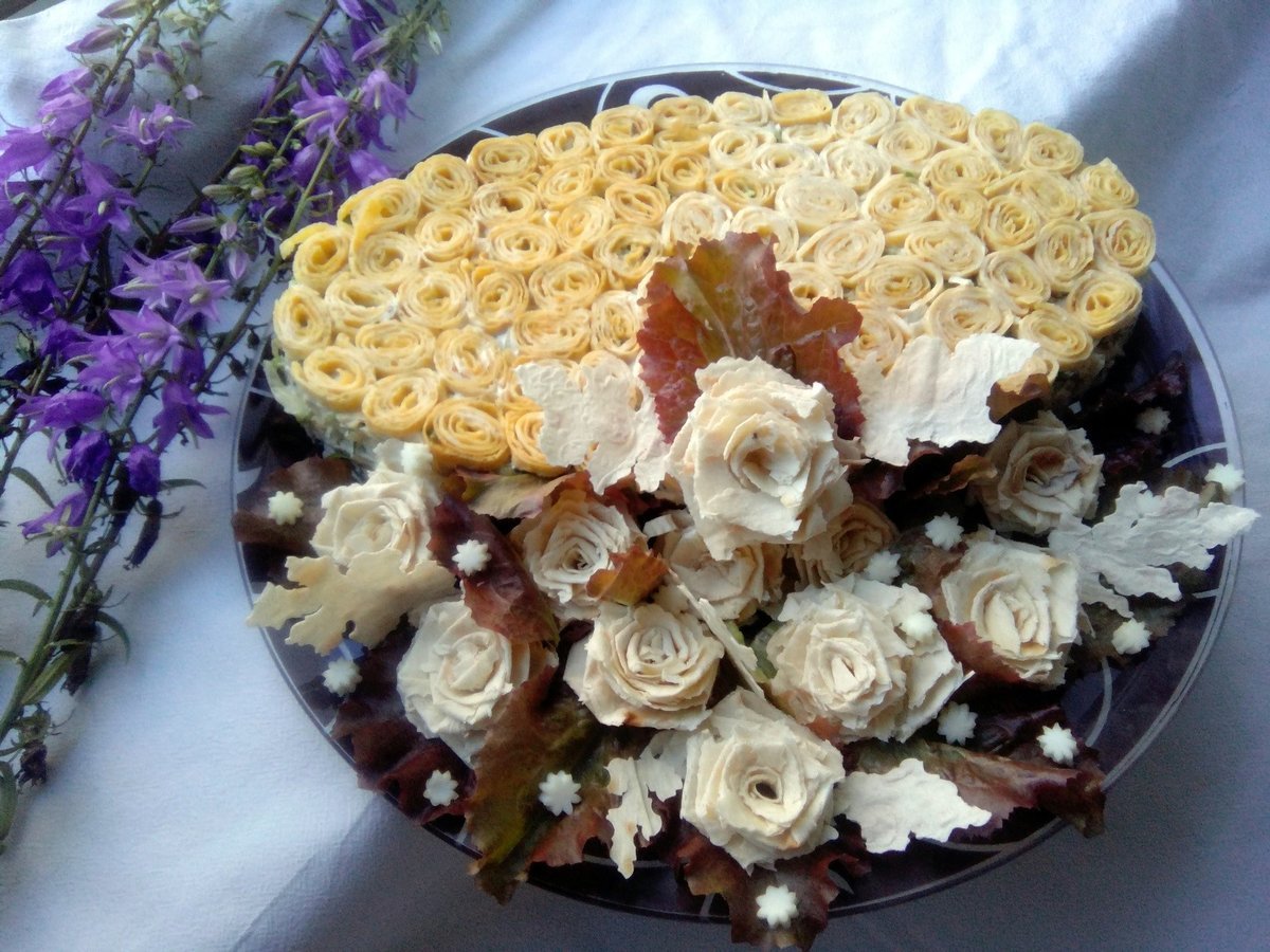 Салат с розочками из блинов