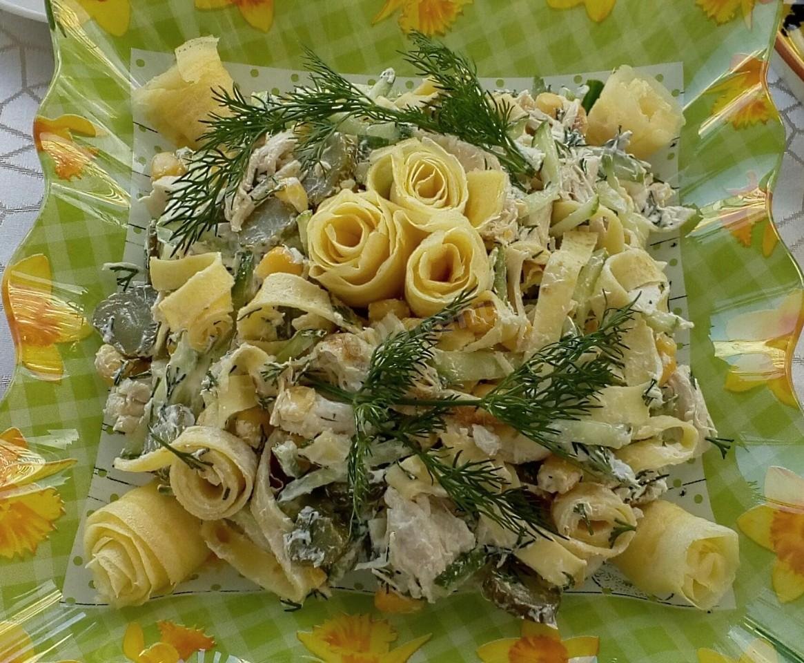 Салат из яичных блинчиков и копченой курицы