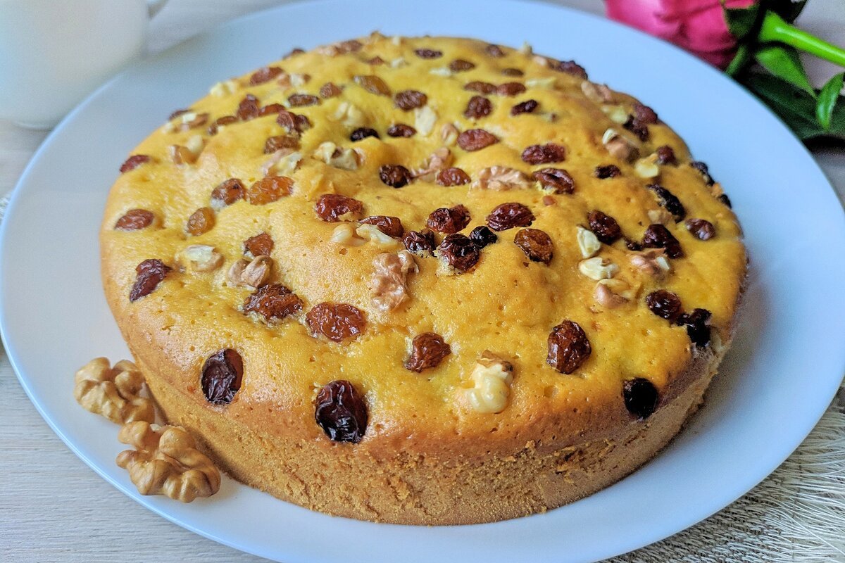 Пирог с изюмом и орехами