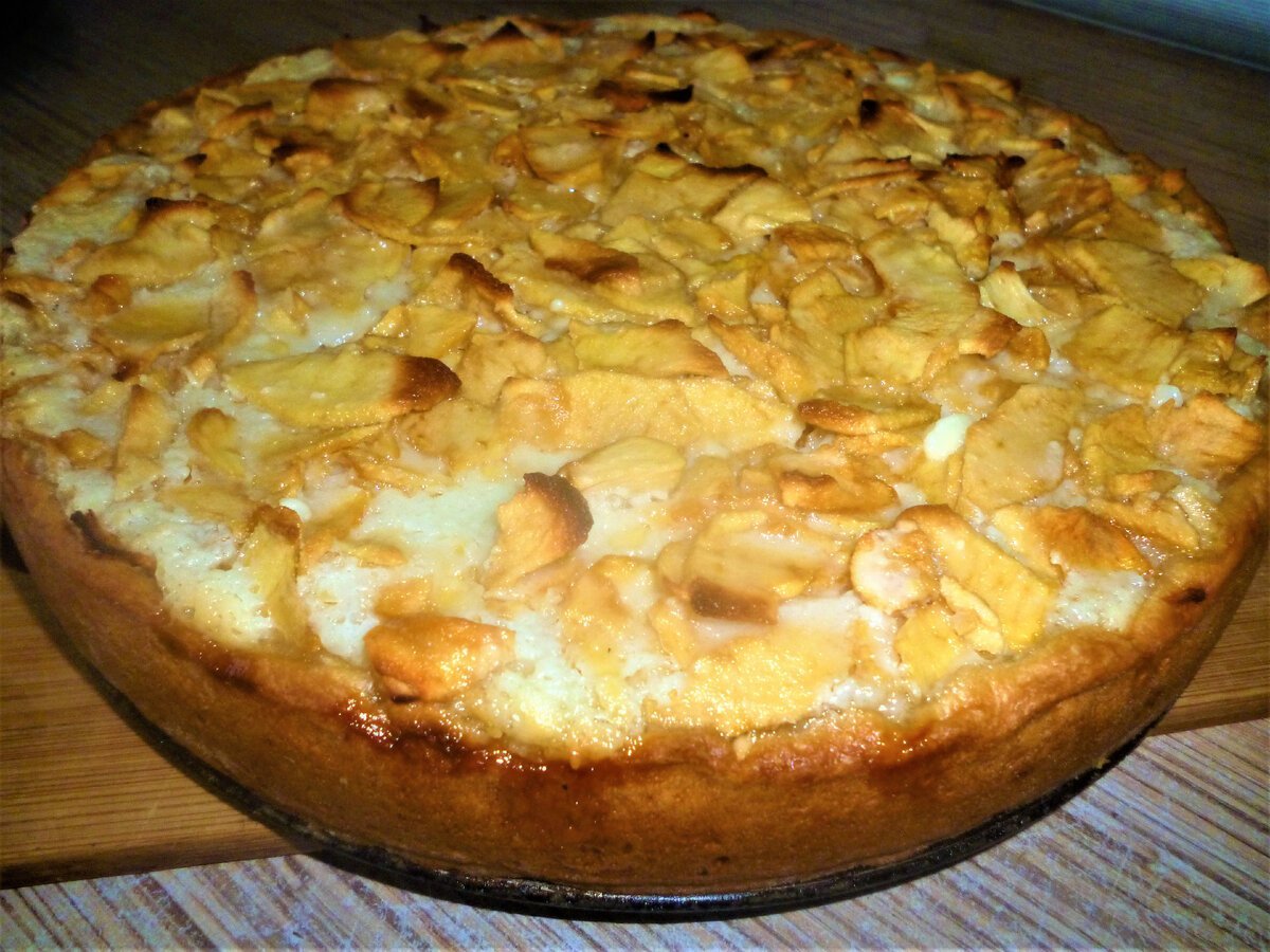 Открытый пирог с яблоками