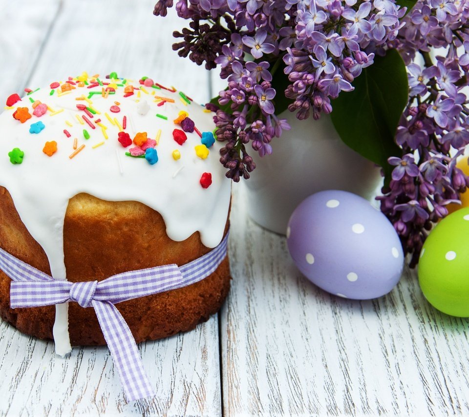 Пасхальные яйца и куличи