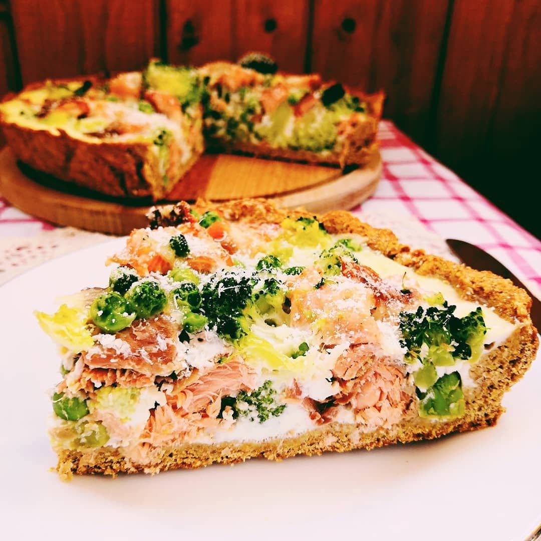КИШ С семгой и брокколи